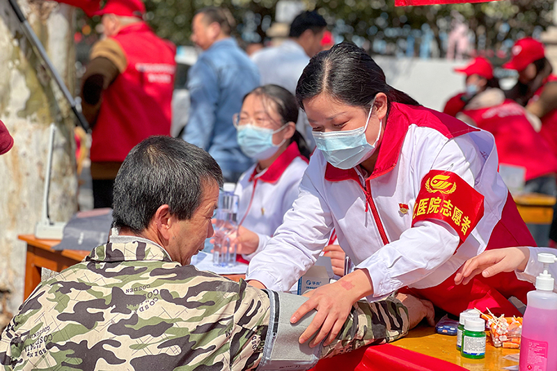 8.志愿效劳中的她.jpg 8.志愿效劳中的她.jpg